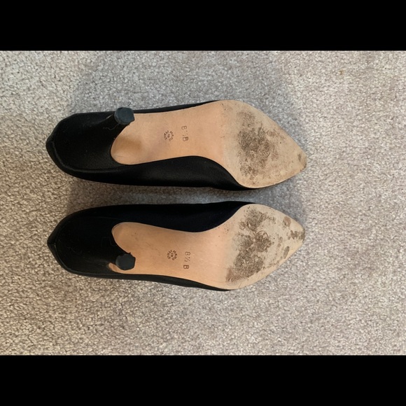 Size 8.5 Women’s St. John high heels - Picture 3 of 3